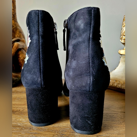 White House Black Market Women's Ankle Boots Suede Leather Embroidered US 7.5 - Picture 6 of 13
